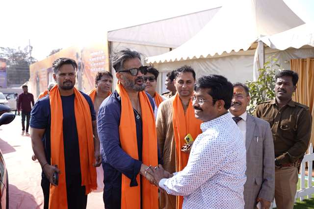 फिल्म अभिनेता सुनील शेट्टी ने लगायी संगम में आस्था की डुबकी